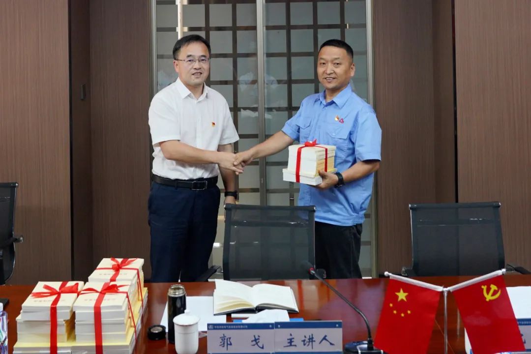 郭戈向聯(lián)系點(diǎn)支部贈(zèng)書(shū).jpg