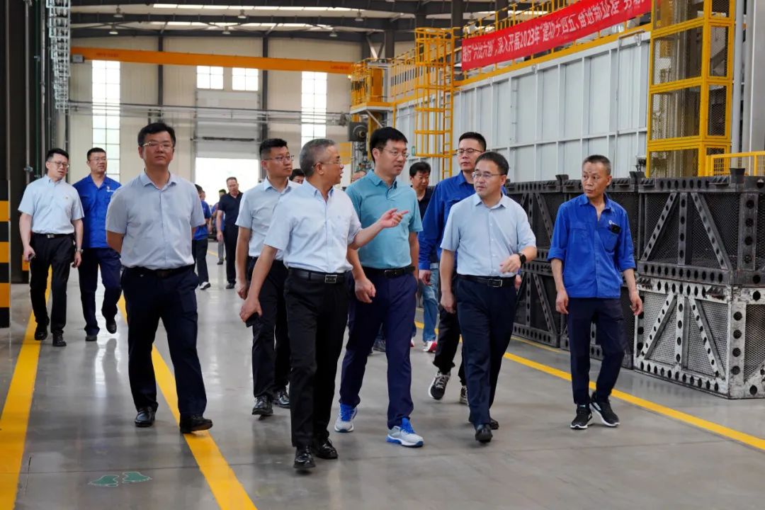 郭戈實(shí)地調(diào)研高鐵電氣生產(chǎn)車(chē)間.jpg